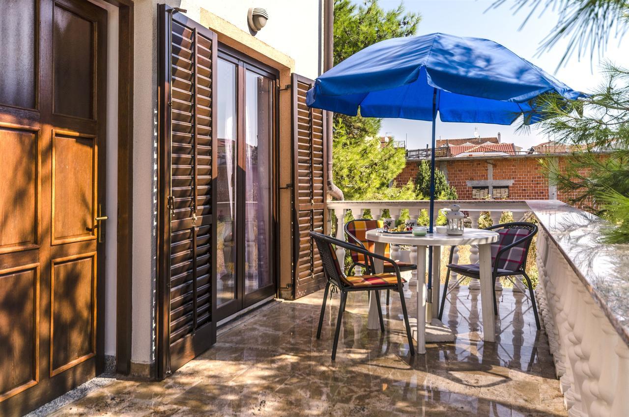 Apartments Miljenka Vodice Exteriör bild